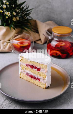 Torta con ripieno di fragole e tè Foto Stock