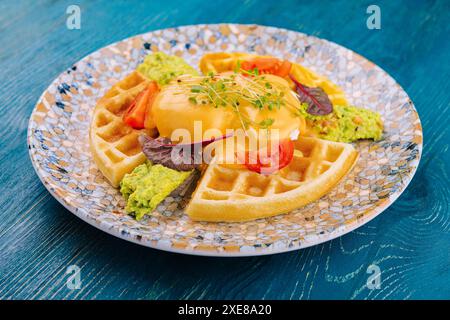 Waffle belgi con uova in camicia e avocado Foto Stock