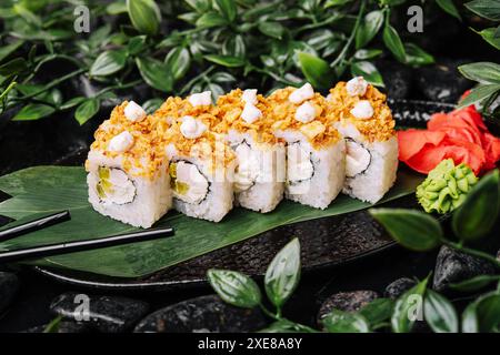 Sushi roll giapponese su piatto di ardesia nera Foto Stock