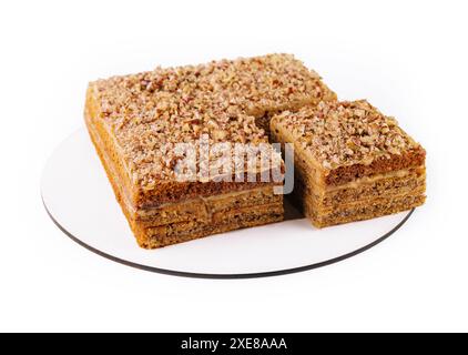 Torta di carote con noci su piatto bianco Foto Stock