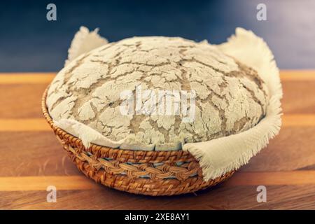 Pane nel cestino. 50% segale, 50% grano. Pane contadino rotondo. Pane a lievitazione naturale con cru croccante Foto Stock