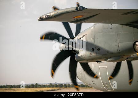 Albacete, Spagna. 26 giugno 2024. Un aereo A400M decolla stamattina dalla base aerea di Albacete. Nel quadro del programma Pacific Skies 2024, quattro Eurofighter e un A400M sono decollati questa mattina dalla base aerea di Albacete. L'obiettivo è quello di segnare un importante traguardo militare chiamato Pacific Skies. La distribuzione durerà fino al 15 agosto. Crediti: Canales Carvajal/Alamy Live News Foto Stock