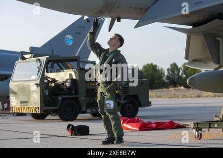 Albacete, Spagna. 26 giugno 2024. Un membro dell'Aeronautica militare spagnola, stamattina, della base aerea di Albacete. Nel quadro del programma Pacific Skies 2024, quattro Eurofighter e un A400M sono decollati questa mattina dalla base aerea di Albacete. L'obiettivo è quello di segnare un importante traguardo militare chiamato Pacific Skies. La distribuzione durerà fino al 15 agosto. Crediti: Canales Carvajal/Alamy Live News Foto Stock