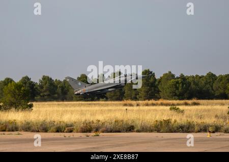 Albacete, Spagna. 26 giugno 2024. Un Eurofighter decolla questa mattina dalla base aerea di Albacete. Nel quadro del programma Pacific Skies 2024, quattro Eurofighter e un A400M sono decollati questa mattina dalla base aerea di Albacete. L'obiettivo è quello di segnare un importante traguardo militare chiamato Pacific Skies. La distribuzione durerà fino al 15 agosto. Crediti: Canales Carvajal/Alamy Live News Foto Stock