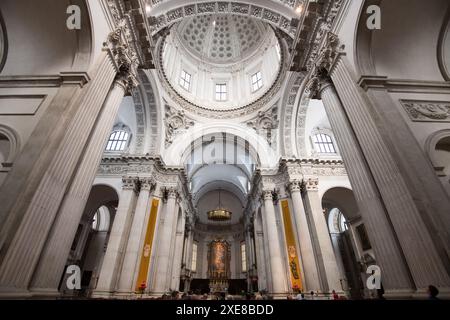 Altare maggiore con pala d'altare dell'assunzione di Giacomo Zoboli del XVIII secolo nel Duomo barocco nuovo (Cattedrale nuova) Cattedrale estiva di Santa ma Foto Stock
