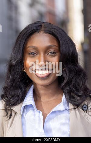Sorriso radioso su una giovane donna afroamericana Foto Stock