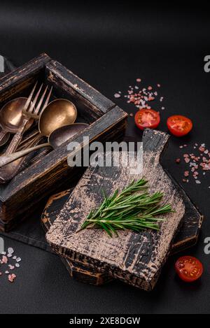 Scatola in legno vintage rettangolare con cucchiai e forchette Foto Stock