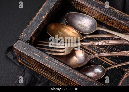 Scatola in legno vintage rettangolare con cucchiai e forchette Foto Stock