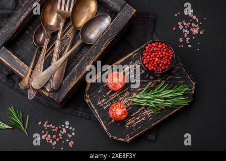 Scatola in legno vintage rettangolare con cucchiai e forchette Foto Stock