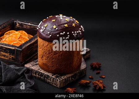 Torta pasquale appena sfornata o panettone con rivestimento di cioccolato Foto Stock