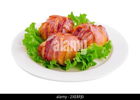 Rotoli intrecciati con pancetta su piatto bianco Foto Stock