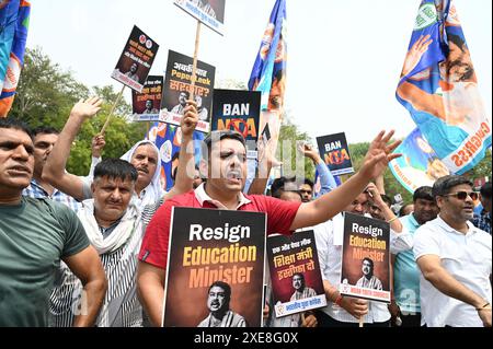 Gurugram, India. 20 febbraio 2034. GURUGRAM, INDIA - GIUGNO 25: I lavoratori del Congresso dei giovani indiani protestano per annullare l'esame NEET e chiedono le dimissioni del ministro dell'istruzione dell'India Dharmendra Pradhan ad Agrasen chowk vicino alla scuola governativa (ragazzi) il 25 giugno 2024 a Gurugram, India. (Foto di Parveen Kumar/Hindustan Times/Sipa USA) credito: SIPA USA/Alamy Live News Foto Stock