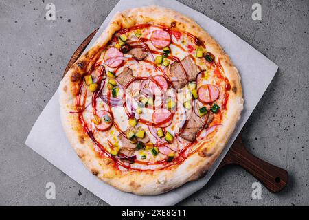 Pizza al barbecue con formaggio e salse di pomodoro Foto Stock