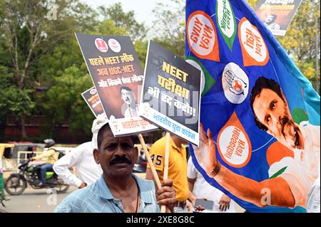 Gurugram, India. 13 dicembre 2024. GURUGRAM, INDIA - GIUGNO 25: I lavoratori del Congresso dei giovani indiani protestano per annullare l'esame NEET e chiedono le dimissioni del ministro dell'istruzione dell'India Dharmendra Pradhan ad Agrasen chowk vicino alla scuola governativa (ragazzi) il 25 giugno 2024 a Gurugram, India. (Foto di Parveen Kumar/Hindustan Times/Sipa USA) credito: SIPA USA/Alamy Live News Foto Stock