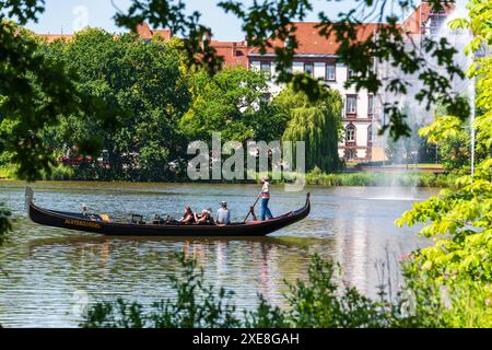 Kiel, 26 anni. 24 giugno Impressionen von der Kieler Woche aus der Innenstadt an der Hörn und am Rathaus *** Kiel, 26 giu 24 Impression of the Kieler Woche dal centro della città presso il Hörn e il municipio Foto Stock