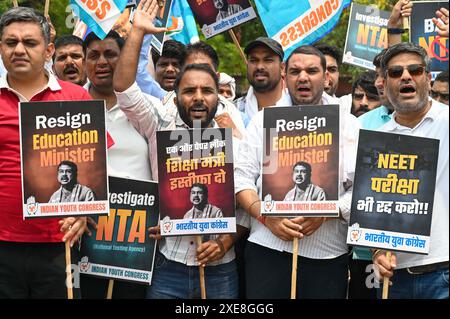 Gurugram, India. 13 dicembre 2024. GURUGRAM, INDIA - GIUGNO 25: I lavoratori del Congresso dei giovani indiani protestano per annullare l'esame NEET e chiedono le dimissioni del ministro dell'istruzione dell'India Dharmendra Pradhan ad Agrasen chowk vicino alla scuola governativa (ragazzi) il 25 giugno 2024 a Gurugram, India. (Foto di Parveen Kumar/Hindustan Times/Sipa USA) credito: SIPA USA/Alamy Live News Foto Stock