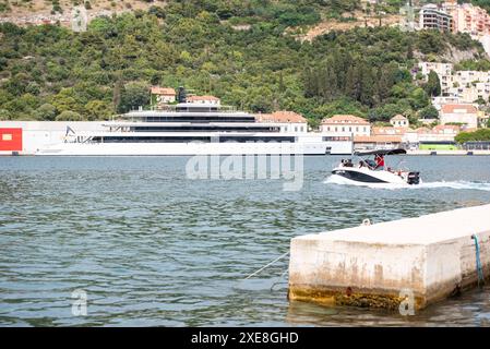 Dubrovnik, Croazia, 260624. Il nuovo superyacht Ulysses, di proprietà del miliardario neozelandese Graeme Richard Hart, lungo 103 metri e del valore di 275 milioni di dollari, ancorato nel porto di Gruz durante la sua prima crociera dopo essere stato lanciato due mesi fa. Foto: Mihael Barisic / CROPIX Copyright: XxMihaelxBarisicx/xCROPIXx jahta ulysses6-260624 Foto Stock