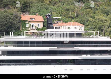 Dubrovnik, Croazia, 260624. Il nuovo superyacht Ulysses, di proprietà del miliardario neozelandese Graeme Richard Hart, lungo 103 metri e del valore di 275 milioni di dollari, ancorato nel porto di Gruz durante la sua prima crociera dopo essere stato lanciato due mesi fa. Foto: Mihael Barisic / CROPIX Copyright: XxMihaelxBarisicx/xCROPIXx jahta ulysses1-260624 Foto Stock