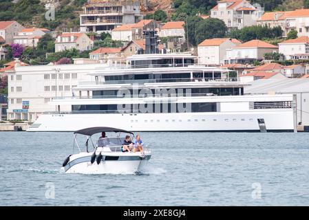 Dubrovnik, Croazia, 260624. Il nuovo superyacht Ulysses, di proprietà del miliardario neozelandese Graeme Richard Hart, lungo 103 metri e del valore di 275 milioni di dollari, ancorato nel porto di Gruz durante la sua prima crociera dopo essere stato lanciato due mesi fa. Foto: Mihael Barisic / CROPIX Copyright: XxMihaelxBarisicx/xCROPIXx jahta ulysses5-260624 Foto Stock