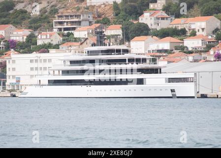 Dubrovnik, Croazia, 260624. Il nuovo superyacht Ulysses, di proprietà del miliardario neozelandese Graeme Richard Hart, lungo 103 metri e del valore di 275 milioni di dollari, ancorato nel porto di Gruz durante la sua prima crociera dopo essere stato lanciato due mesi fa. Foto: Mihael Barisic / CROPIX Copyright: XxMihaelxBarisicx/xCROPIXx jahta ulysses3-260624 Foto Stock