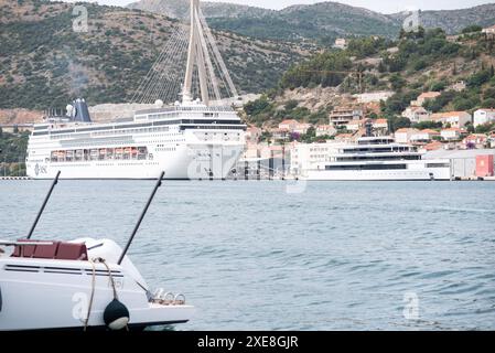 Dubrovnik, Croazia, 260624. Il nuovo superyacht Ulysses, di proprietà del miliardario neozelandese Graeme Richard Hart, lungo 103 metri e del valore di 275 milioni di dollari, ancorato nel porto di Gruz durante la sua prima crociera dopo essere stato lanciato due mesi fa. Foto: Mihael Barisic / CROPIX Copyright: XxMihaelxBarisicx/xCROPIXx jahta ulysses4-260624 Foto Stock