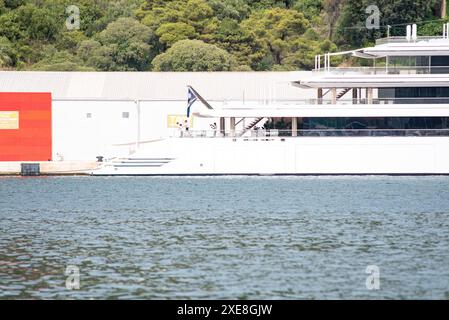 Dubrovnik, Croazia, 260624. Il nuovo superyacht Ulysses, di proprietà del miliardario neozelandese Graeme Richard Hart, lungo 103 metri e del valore di 275 milioni di dollari, ancorato nel porto di Gruz durante la sua prima crociera dopo essere stato lanciato due mesi fa. Foto: Mihael Barisic / CROPIX Copyright: XxMihaelxBarisicx/xCROPIXx jahta ulysses7-260624 Foto Stock