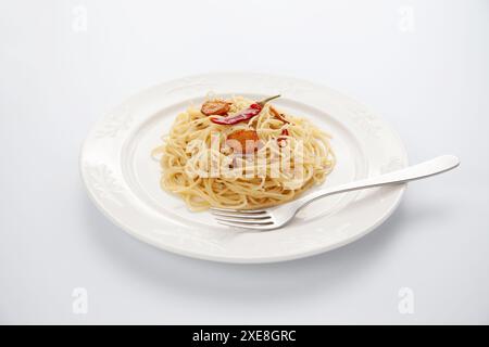 spaghetti aglio olio peperoncino italiano su sfondo bianco Foto Stock
