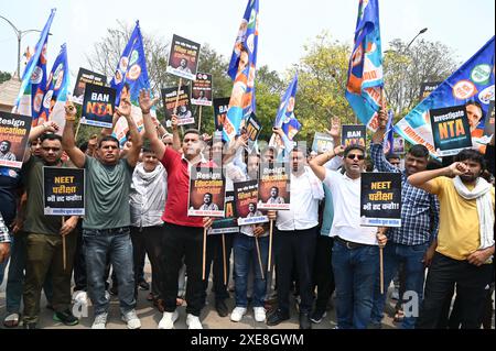 Gurugram, India. 20 febbraio 2034. GURUGRAM, INDIA - GIUGNO 25: I lavoratori del Congresso dei giovani indiani protestano per annullare l'esame NEET e chiedono le dimissioni del ministro dell'istruzione dell'India Dharmendra Pradhan ad Agrasen chowk vicino alla scuola governativa (ragazzi) il 25 giugno 2024 a Gurugram, India. (Foto di Parveen Kumar/Hindustan Times/Sipa USA) credito: SIPA USA/Alamy Live News Foto Stock