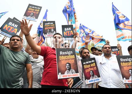 Gurugram, India. 20 febbraio 2034. GURUGRAM, INDIA - GIUGNO 25: I lavoratori del Congresso dei giovani indiani protestano per annullare l'esame NEET e chiedono le dimissioni del ministro dell'istruzione dell'India Dharmendra Pradhan ad Agrasen chowk vicino alla scuola governativa (ragazzi) il 25 giugno 2024 a Gurugram, India. (Foto di Parveen Kumar/Hindustan Times/Sipa USA) credito: SIPA USA/Alamy Live News Foto Stock