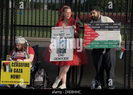 6 giugno 2024 Washington DC - tre persone protestano fuori dalla Whitehouse Foto Stock