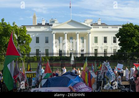 6 giugno 2024 Washington DC - gruppo di persone che protestano fuori dalla Whitehouse Foto Stock