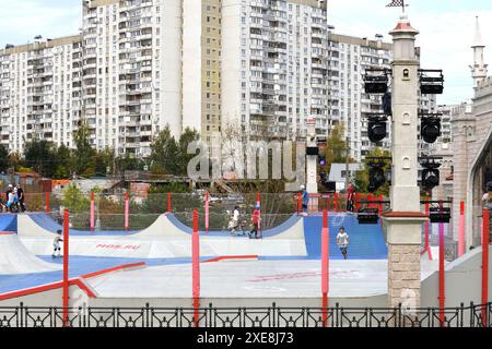 Mosca, Russia - 24 settembre. 2023. pista di pompaggio per la guida estrema su biciclette, scooter, skateboard e pattini a rotelle Foto Stock