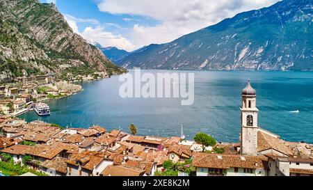 Limone sul Garda, Lago di Garda, Italia - 26 giugno 2024: Veduta aerea della città di Limone sul Garda sulle rive del Lago di Garda in Italia. Vista della città circondata dalle montagne e dalle acque cristalline del Lago di Garda *** Luftaufnahme der Stadt Limone sul Garda am Ufer des Gardasees in Italia. Blick auf die Stadt, Die umgeben von Bergen und kristallklarem Wasser vom Gardasee liegt Foto Stock