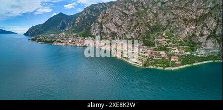 Limone sul Garda, Lago di Garda, Italia - 26 giugno 2024: Veduta aerea della città di Limone sul Garda sulle rive del Lago di Garda in Italia. Vista della città circondata dalle montagne e dalle acque cristalline del Lago di Garda *** Luftaufnahme der Stadt Limone sul Garda am Ufer des Gardasees in Italia. Blick auf die Stadt, Die umgeben von Bergen und kristallklarem Wasser vom Gardasee liegt Foto Stock