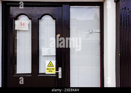 Danni causati da quattro proiettili alla finestra e alla porta degli uffici del candidato parlamentare del DUP Sammy Wilson. Finestre e una porta della proprietà sono state danneggiate nell'incidente notturno nella zona di Lancasterian Street a Carrickfergus, Co Antrim. La polizia ritiene che il danno possa essere stato causato da cuscinetti a sfere, con il signor Wilson che ha espresso preoccupazione che un'arma possa essere stata coinvolta. Data foto: Giovedì 26 giugno 2024. Foto Stock