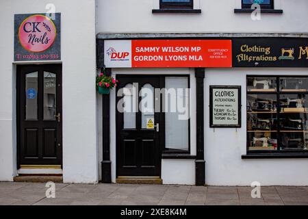 Danni causati da quattro proiettili alla finestra e alla porta degli uffici del candidato parlamentare del DUP Sammy Wilson. Finestre e una porta della proprietà sono state danneggiate nell'incidente notturno nella zona di Lancasterian Street a Carrickfergus, Co Antrim. La polizia ritiene che il danno possa essere stato causato da cuscinetti a sfere, con il signor Wilson che ha espresso preoccupazione che un'arma possa essere stata coinvolta. Data foto: Giovedì 26 giugno 2024. Foto Stock