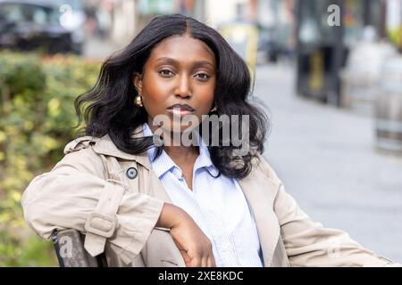 Giovane donna africana in città casual Foto Stock