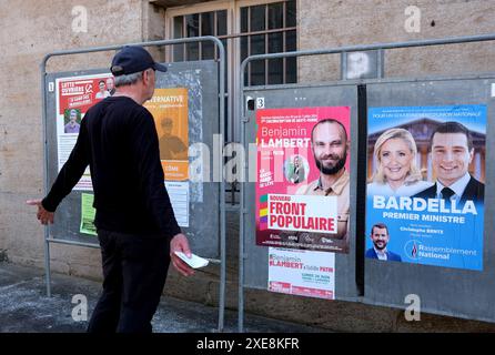 Langres, Francia. 26 giugno 2024. Elezioni generali in Francia. Gli elettori si preparano per questo fine settimana al primo turno di votazioni alle elezioni generali francesi convocate dal presidente Emmanuel Macron. Foto Stock