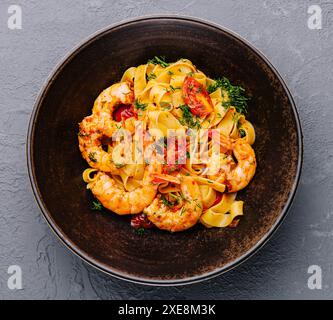 Pasta italiana con gamberetti nel recipiente Foto Stock