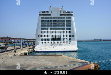 In mare. 25 giugno 2024: I membri dell'equipaggio che lavorano eseguono la manutenzione e la verniciatura dello scafo sulla poppa di una gigantesca nave da crociera, personale dotato di imbracature di sicurezza con gancio. La sicurezza a bordo delle navi e' il 14° giorno del tema del marittimo. L'Organizzazione marittima internazionale (IMO) lancia una campagna che mette in evidenza il contributo dei marittimi per rendere il settore marittimo un luogo di lavoro più sicuro. Questo giorno per onorare tutti i marinai è stato adottato dalla Conferenza diplomatica 2010 a Manila, Filippine, per rivedere STCW (Standards of Training, Certification & Watchkeeping Convention). Crediti: Kevin Izorce/Alamy Live News Foto Stock