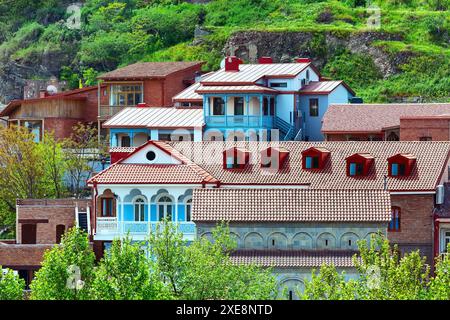 Case con tradizionali balconi in legno intagliato della Città Vecchia di Tbilisi, Repubblica di Georgia Foto Stock