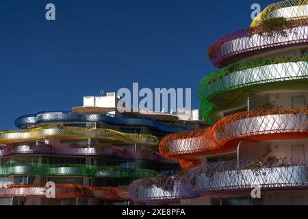 Vista della storica architettura moderna del residence Miramar e degli appartamenti nel centro di Eivissa Foto Stock