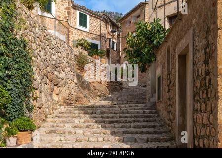 Le scale di pietra conducono al pittoresco villaggio di montagna di Fornalutx nel nord di Maiorca Foto Stock