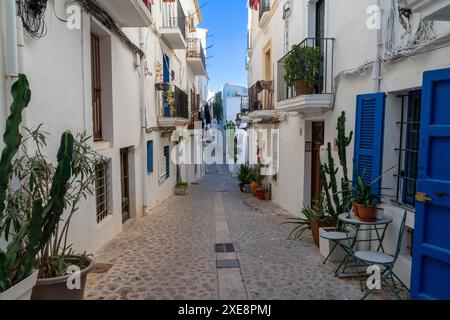 Pittoresca strada cittadina nella storica città vecchia di Eivissa, Dalt Vila a Ibiza Foto Stock