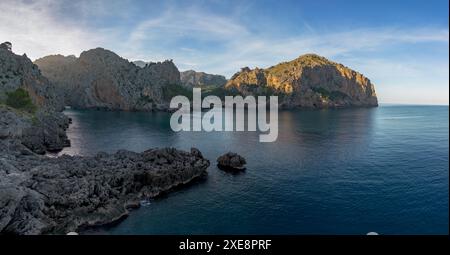 Vista panoramica della costa frastagliata e montuosa di sa Calobra nella parte settentrionale di Maiorca Foto Stock