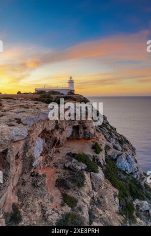 Vista verticale del faro di Cap Blanc nel sud di Maiorca all'alba Foto Stock