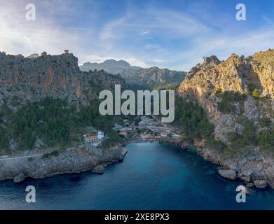 Vista dal drone del piccolo borgo di pescatori e del porto di sa Calobra, tra le aspre e selvagge montagne costiere del nord di Maiorca Foto Stock