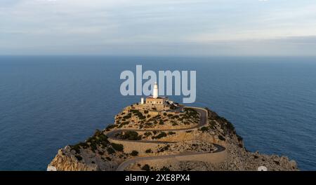Vista panoramica del faro di Cap de Formentor a Maiorca nella calda luce serale Foto Stock