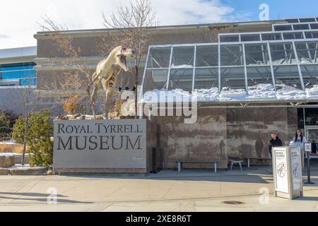 Drumheller, Alberta, Canada. 19 febbraio 2024. La segnaletica per il Royal Tyrrell Museum è esposta in modo prominente all'ingresso principale Foto Stock