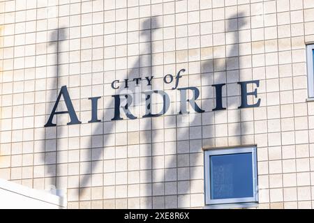 Airdrie, Alberta, Canada. 19 febbraio 2024. Un cartello per l'edificio del municipio della città di Airdrie nel pomeriggio. Foto Stock